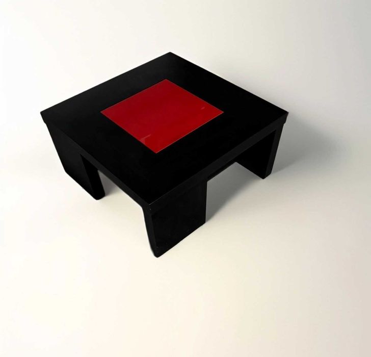 Mesa de centro robusta com vidro vermelho – 50€ (Viana do Castelo)