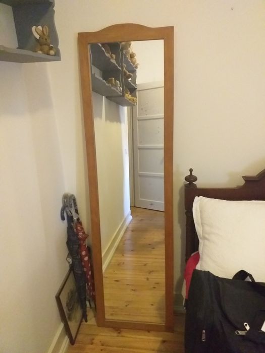 Espelho alto em madeira