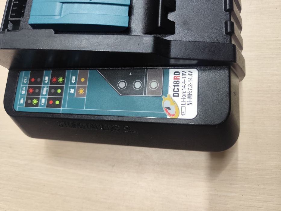 Makita DC 18 RD двух портовий  зарядний пристрій Макіта оригінал