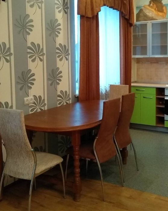 Деревянный стол в хорошем состоянии