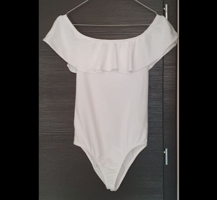 Body Białe Bershka M odkryte ramiona falbany hiszpanka