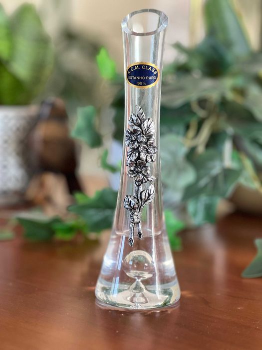 Jarra com flores em estanho