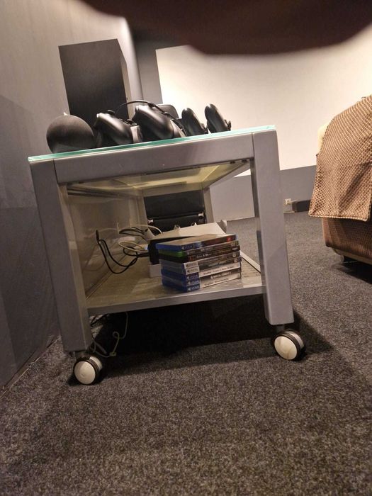 Móvel de TV em vidro e alumínio