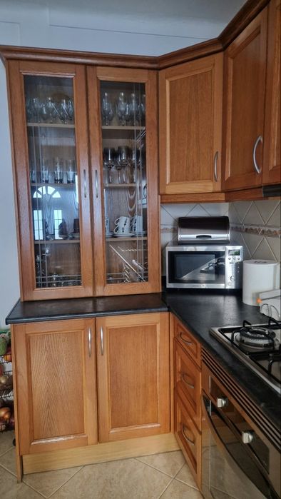 Cozinha completa com eletrodomésticos