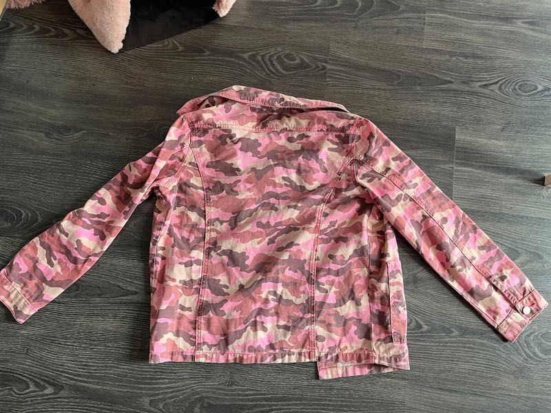 PrettyLittleThing jeansowa różowa kurtka moro