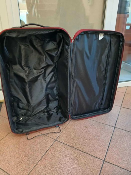 Walizka podróżna czerwona