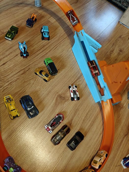Tory i samochody Hot Wheels.