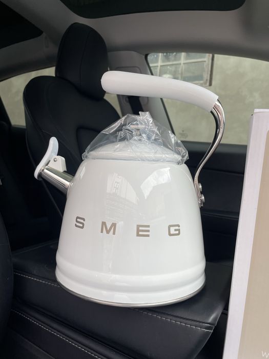 Чайник Smeg зі свистком( Білий, Чорний, Кремовий та Голубий)