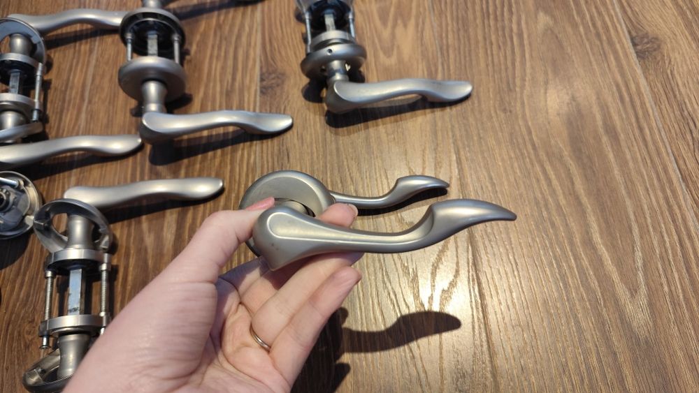 Klamki do drzwi + zamek łazienkowy