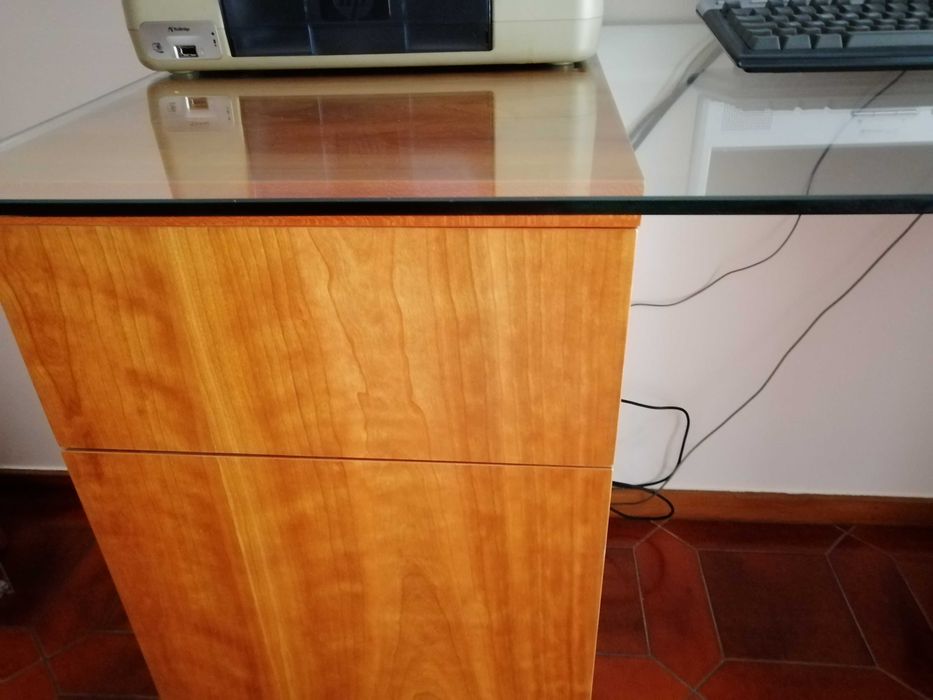 secretária com tampo de vidro