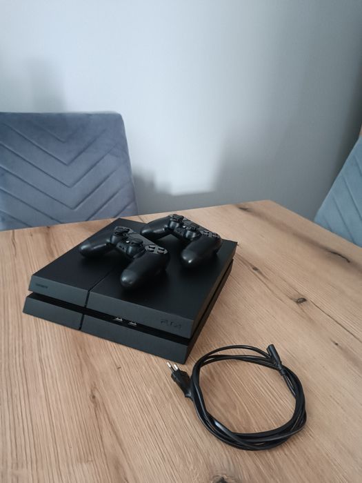 konsola PS4 z dwoma padami