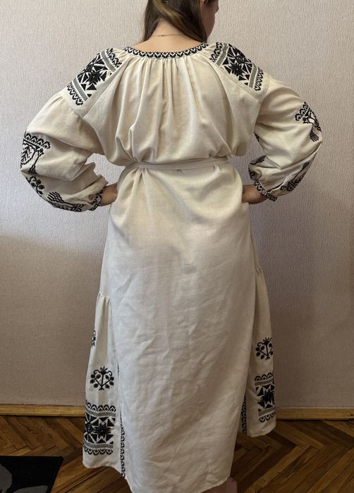 лляна вишита сукня
