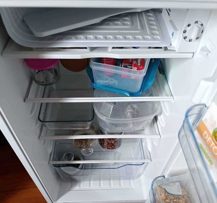 Dou mini frigorífico (Precisa de reparos)