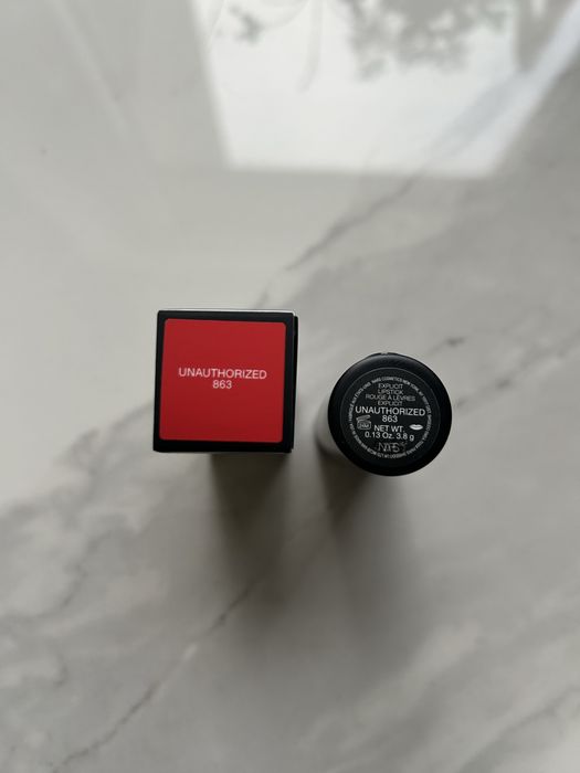 Satynowa szminka NARS Explicit Lipstick unauthorised 863 czerwona
