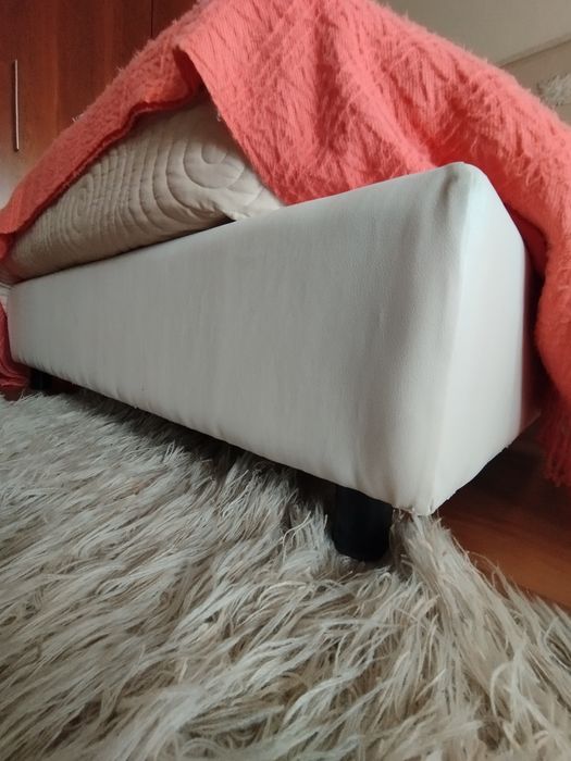Cama de solteiro tecido branco e colchão
