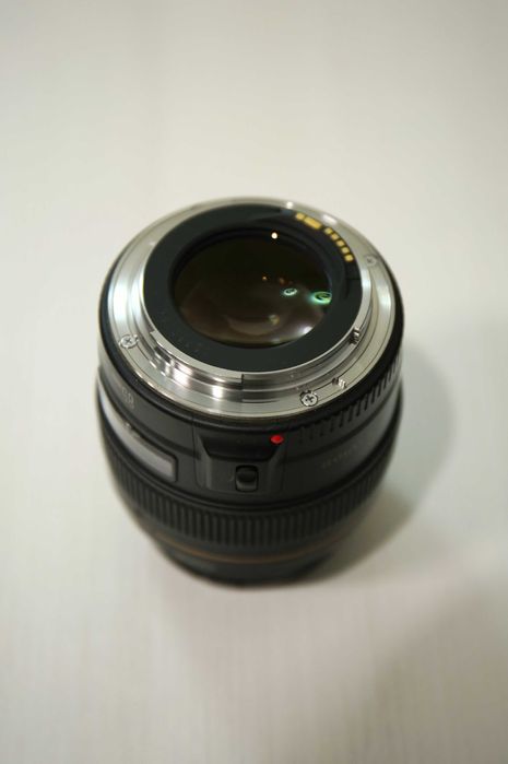 Об'єктив Canon 85 mm 1.8