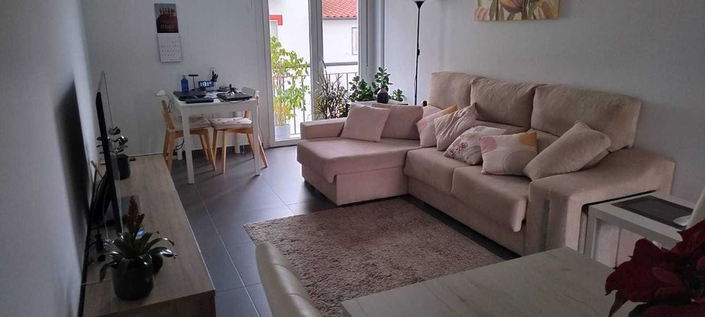 Apartamento T2 Mobilado com Piscina e Garagem em Condomínio