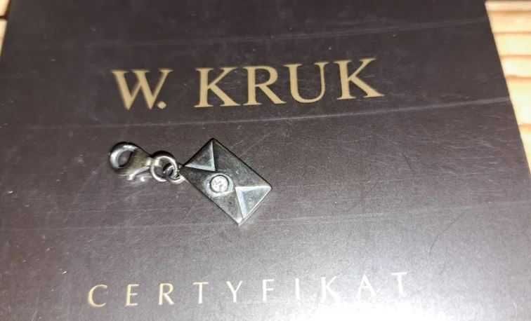 W. kruk zawieszka charms srebrny. Koperta. Brylant. Certyfikat Nowy