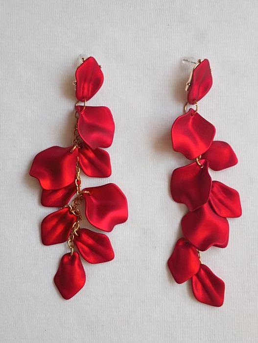 Długie kolczyki płatki czerwone