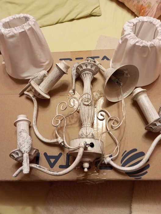 Продам люстры и бра.