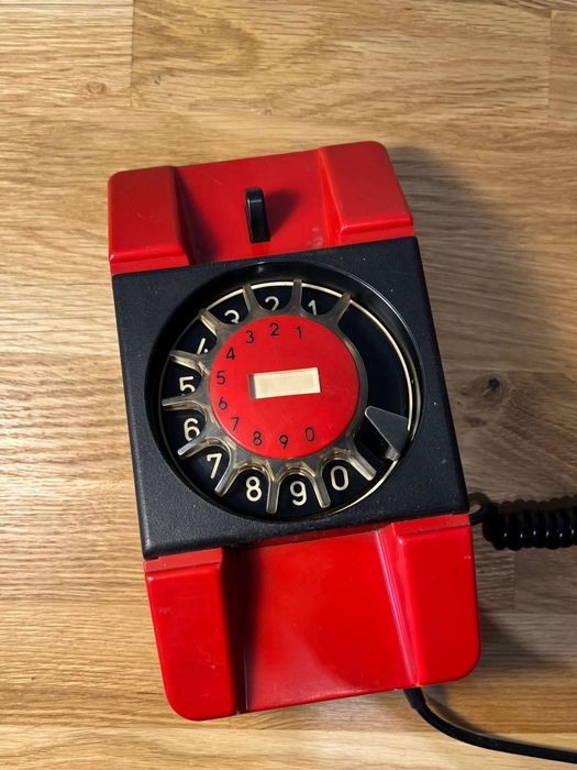 Zabytkowy telefon stacjonarny z PRL-u TELKOM RWT BRATEK A-272 T9/J-262-088 PRL czerwony