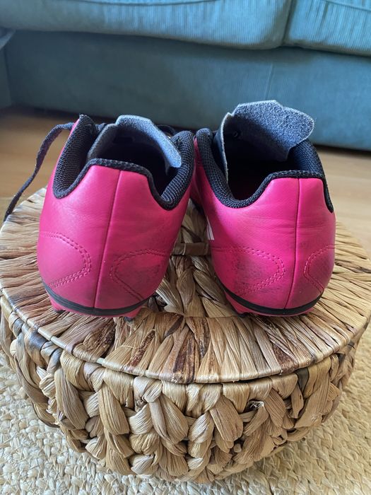 Chuteiras de futebol rosa da Adidas