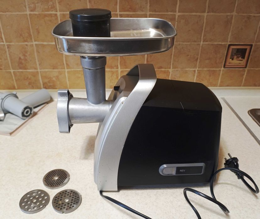 Электромясорубка Bosch MFW68660 2200W мощная крутая многофункциональна