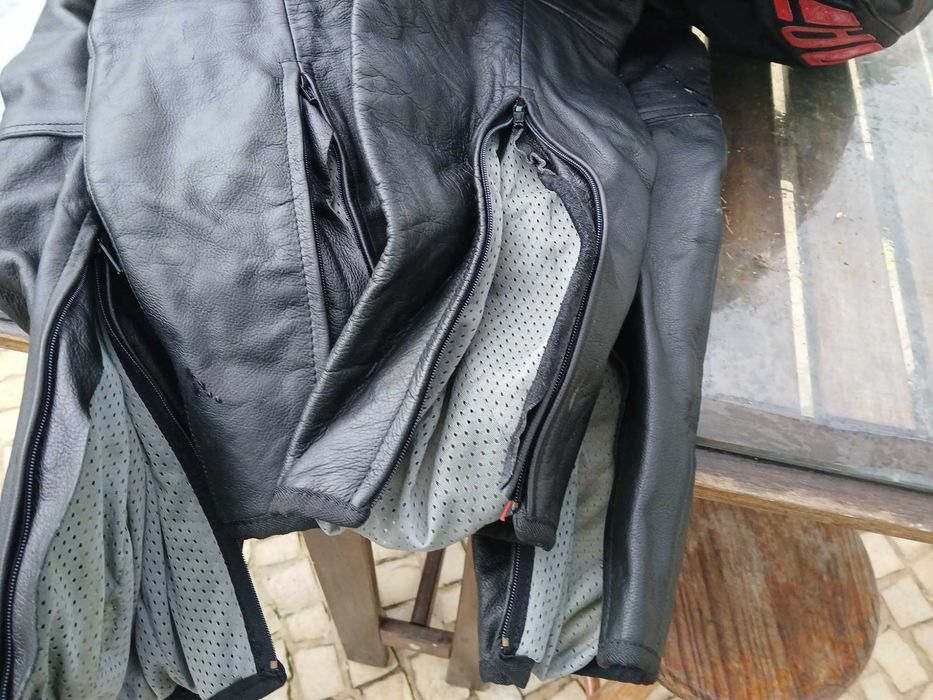 Duas calças Dainese em cabedal