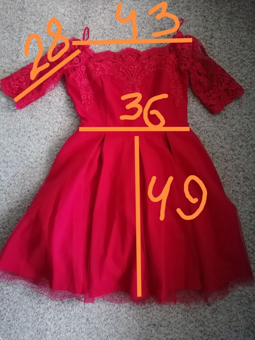 Червона сукня з пишною спідницею