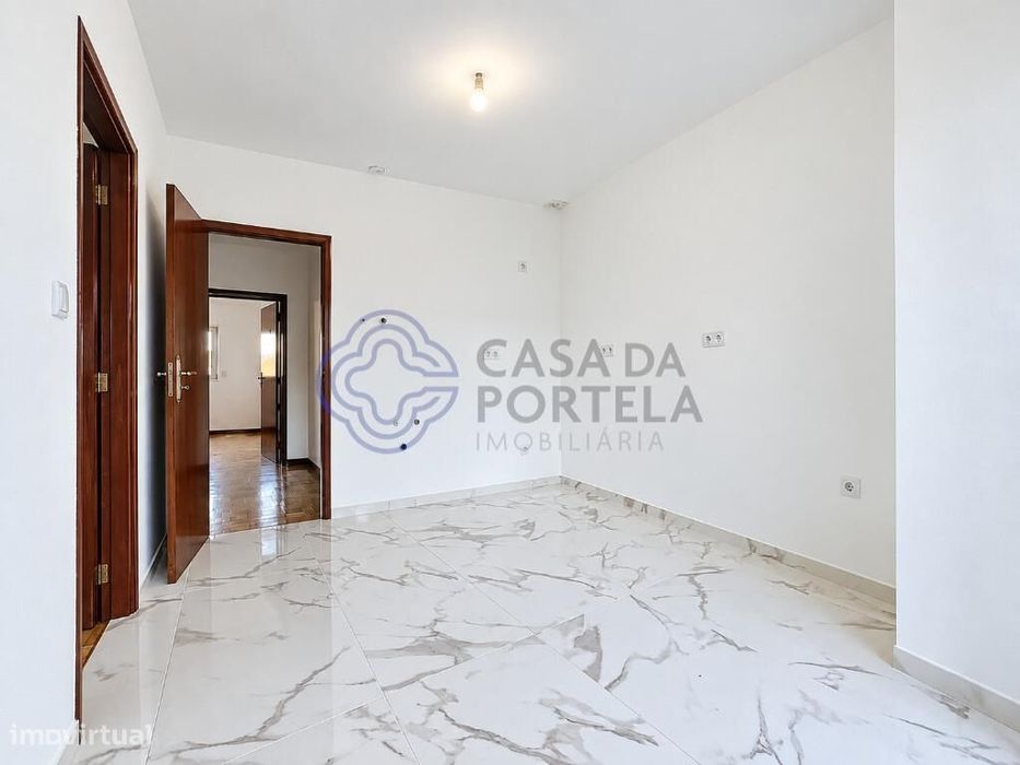 Moradia T2 completamente renovada, com terraço e jardim, a menos de 5
