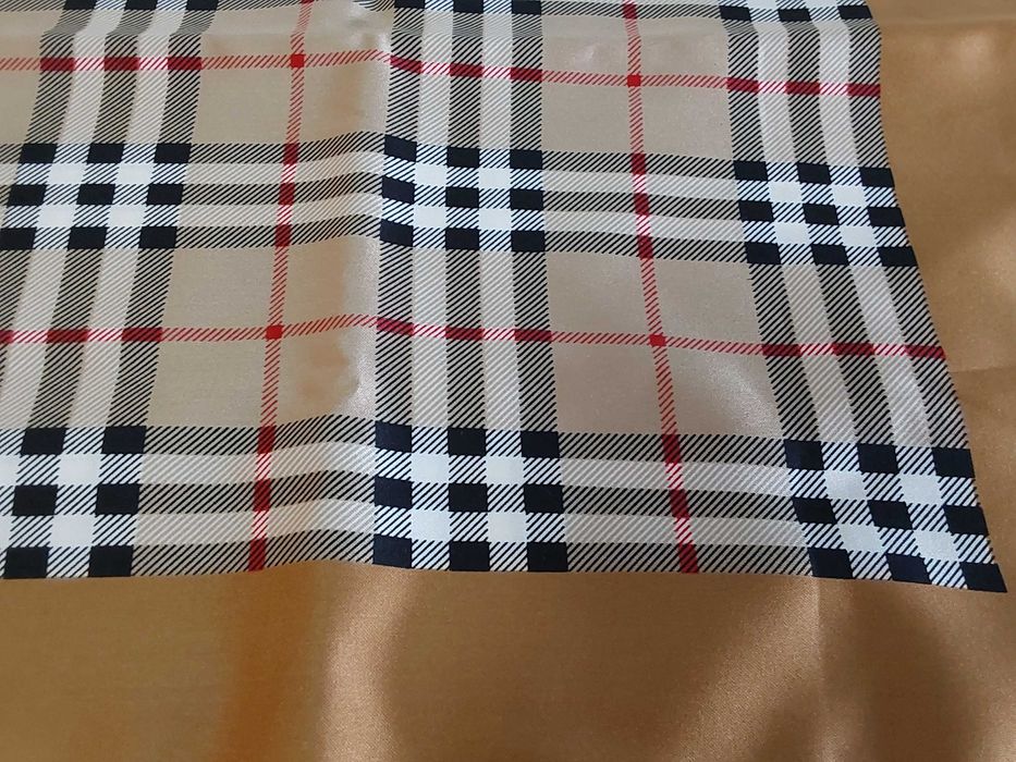 Lenço Novo inspirado no icónico design da Burberry.