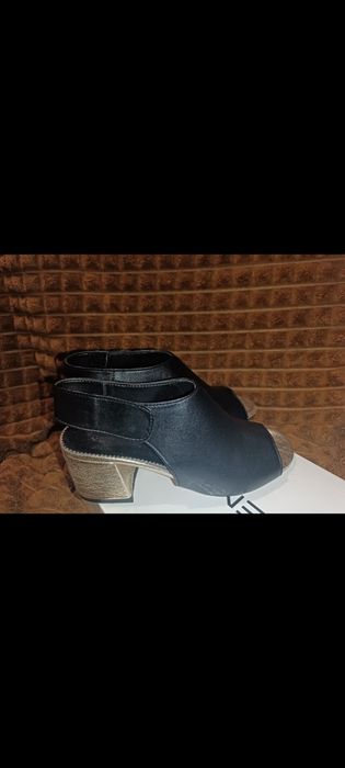 Продам в хорошому состояні босоніжки купляла за 2000 продам 1600