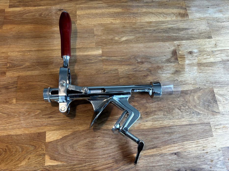 Saca Rolhas de Mesa com Cabo de Madeira e Cromado