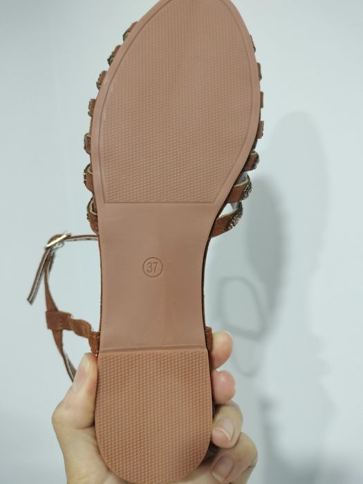 Vende se sandálias novas para mulher