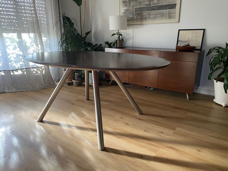 Mesa de jantar oval AREA Store – Nogueira Francesa
