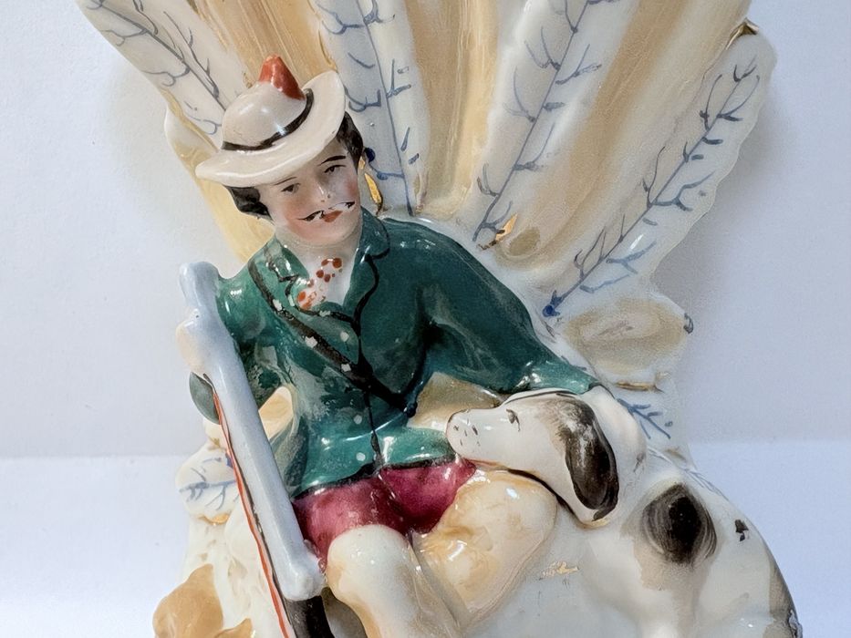 Antiga jarra leque com motivo de caça em porcelana inglesa Staffordshire