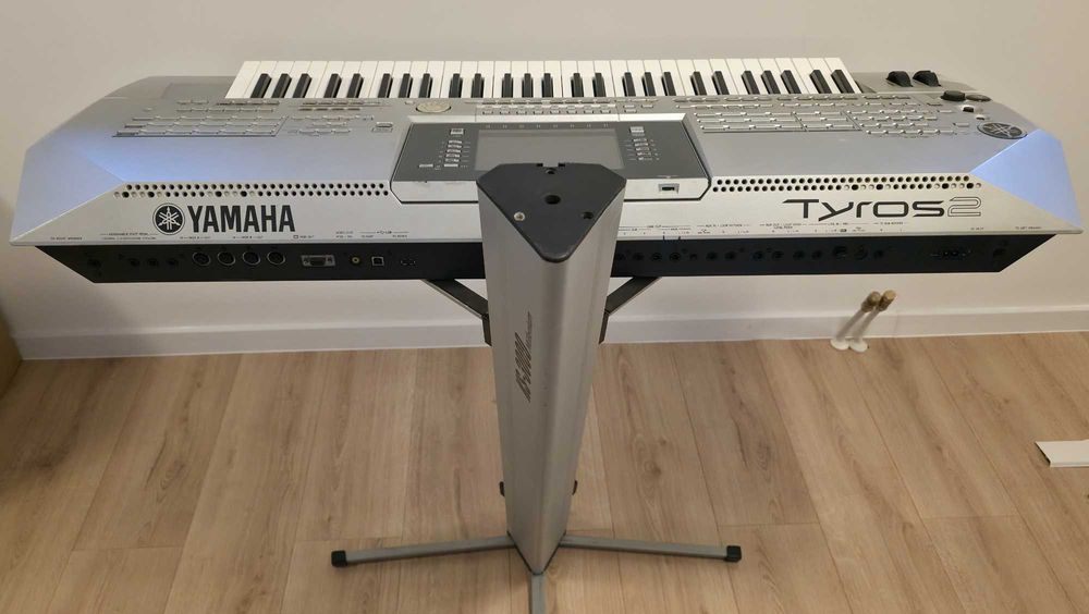 Yamaha Tyros 2 ze stojakiem i pokrowcem