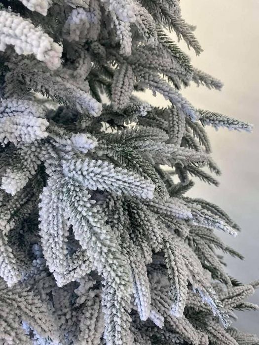 Лита ялинка Смерека засніжена. Литая ёлка