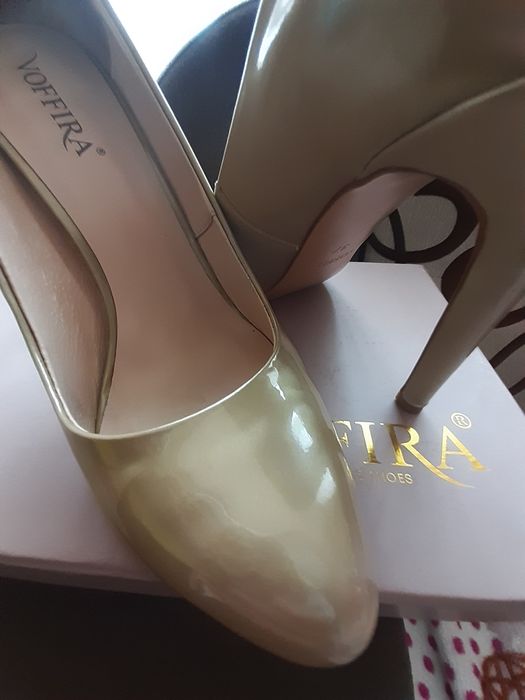 Шикарні шкіряні туфлі, кольору золотий беж