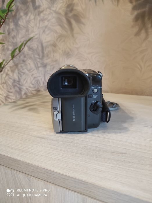 Видеокамера Panasonic NV-DS11 (MiniDV) 
Продам цифровую видеокамеру Panasonic NV-DS11 (формат кассет