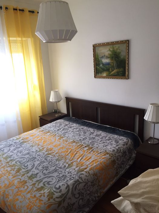 Cama + mesas de cabeceira + estrado