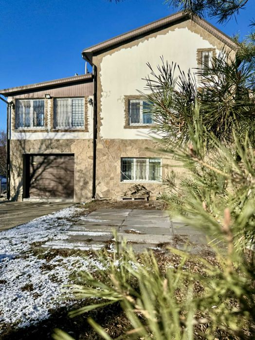 Будинок на березі ставка у Високому