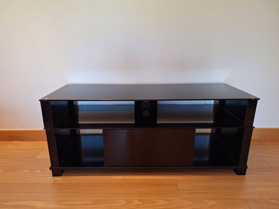 Móvel de TV preto com vidro temperado