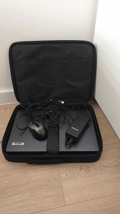Laptop Acer + zasilacz, mysz, pokrowiec