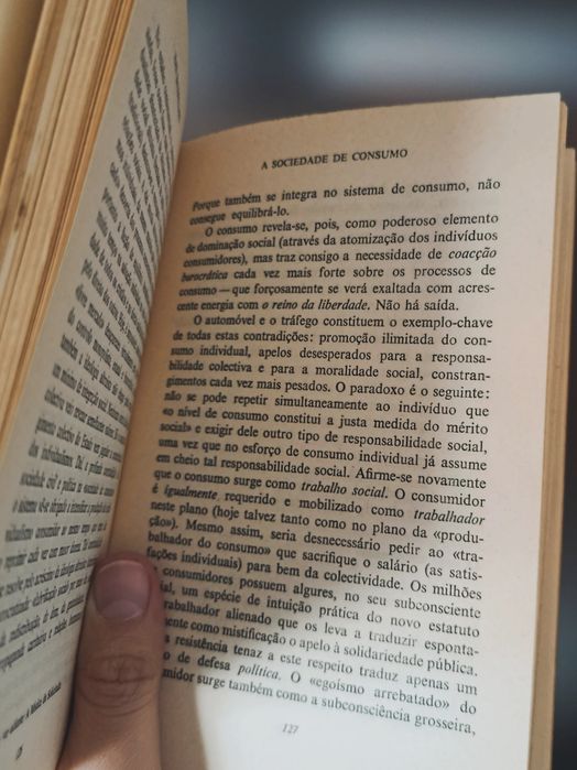 A Sociedade de Consumo (Jean Baudrillard)