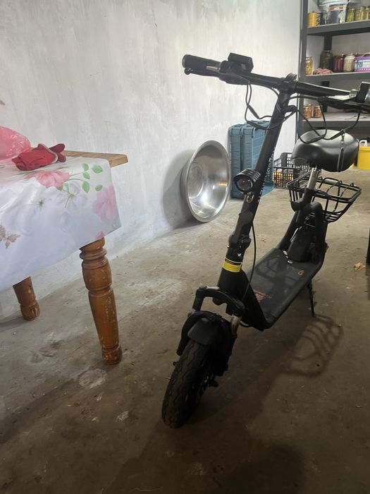 Електро самокат в ідеальному стаеі