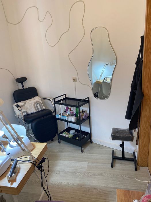 Aluga-se mesa para manicure.