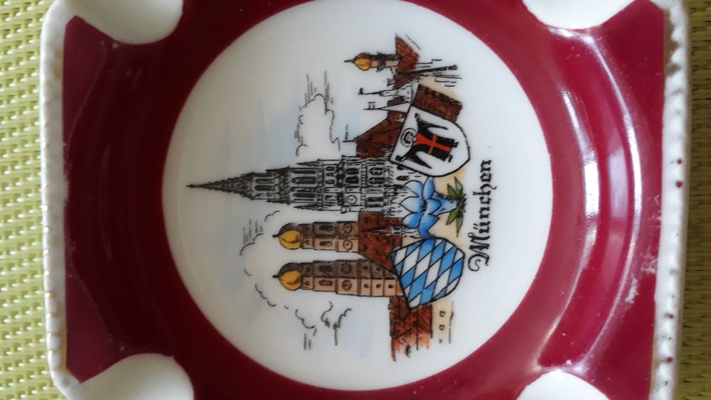 Sprzedam kolekcjonerską czworokątną popielniczkę porcelanową