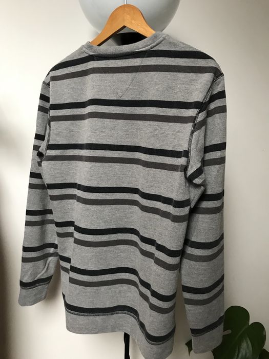 Szary sweter w paski z dekoltem V serek Lincoln M