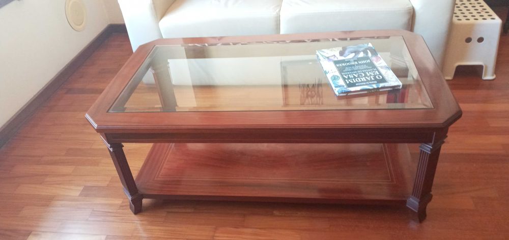 Mesa de centro moderna, linhas direitas, tampo vidro